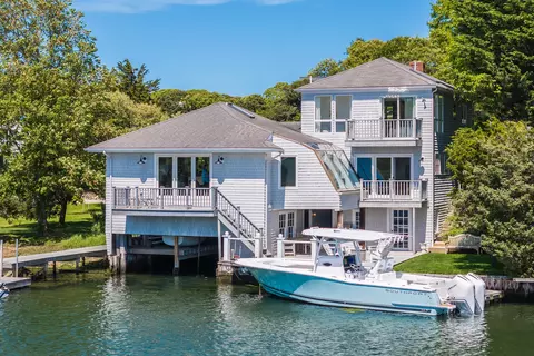 818 S Main St, Centerville, MA 02632