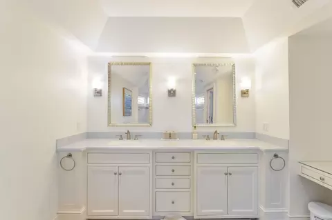 Bath - 71 Sand Pt, Osterville, MA 02655 photo 3 of 5