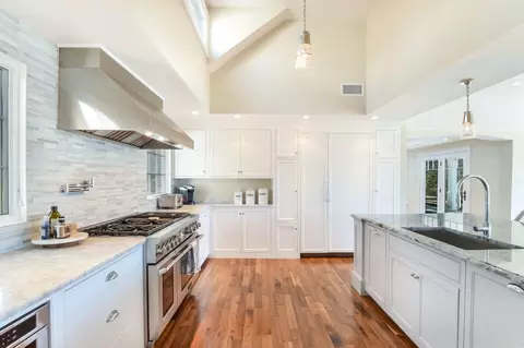 Kitchen - 71 Sand Pt, Osterville, MA 02655 photo 4 of 6