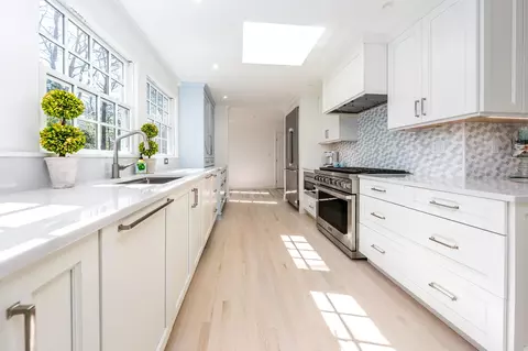 Kitchen - 25 Nutmeg Ln, Osterville, MA 02655 photo 2 of 9