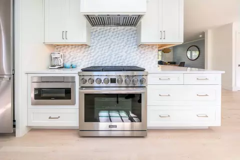 Kitchen - 25 Nutmeg Ln, Osterville, MA 02655 photo 8 of 9