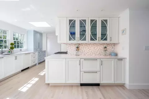 Kitchen - 25 Nutmeg Ln, Osterville, MA 02655 photo 5 of 9