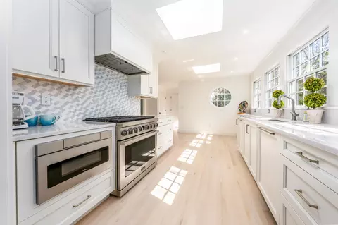 Kitchen - 25 Nutmeg Ln, Osterville, MA 02655 photo 3 of 9