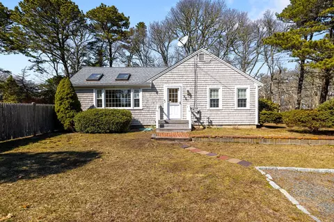 98 Forest St, Harwich Port, MA 02646