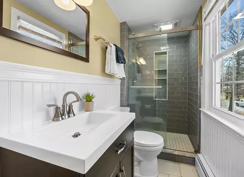 Bath - 170 Buckskin Path, Centerville, MA 02632 photo 2 of 3