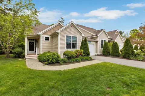 17 Chadwick Ct, Mashpee, MA 02649 photo 1