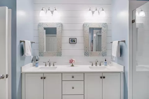 Bath - 21 Chadwick Ct, Mashpee, MA 02649 photo 2 of 6