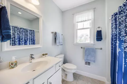 Bath - 21 Chadwick Ct, Mashpee, MA 02649 photo 4 of 6