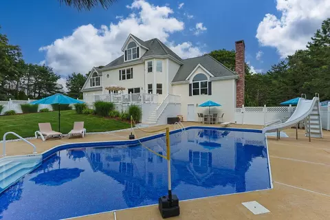 29 Weatherdeck Dr, Bourne, MA 02532