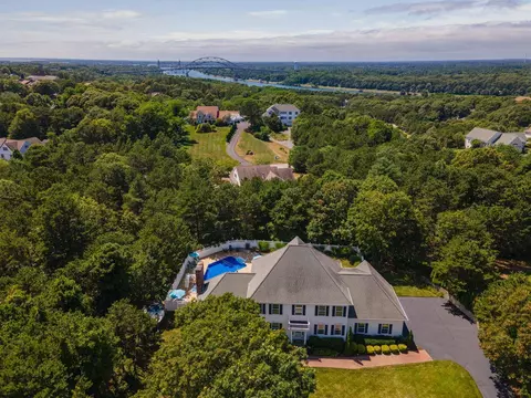 29 Weatherdeck Dr, Bourne, MA 02532
