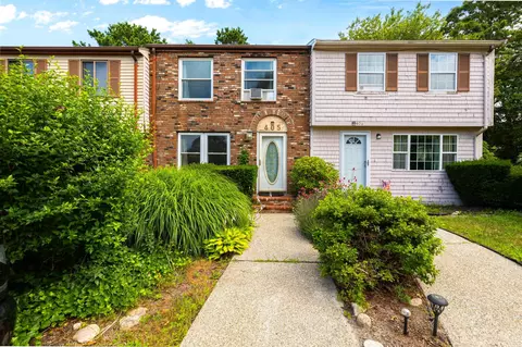 405 Village Dr, Bourne, MA 02532