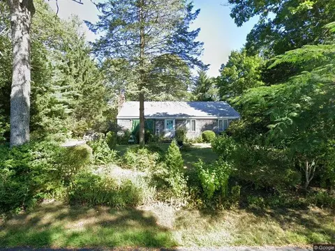 52 Mary Alice Ln, Hyannis, MA 02601
