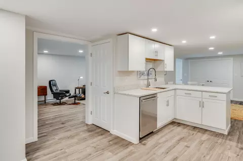 Kitchen - 240 Braggs Ln, Barnstable, MA 02630 photo 8 of 10