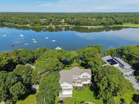 640 Poponessett Rd, Cotuit, MA 02635