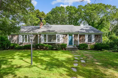 882 W Yarmouth Rd, Yarmouth Port, MA 02675