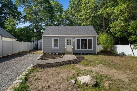 13 Suncrest Dr, East Falmouth, MA 02536