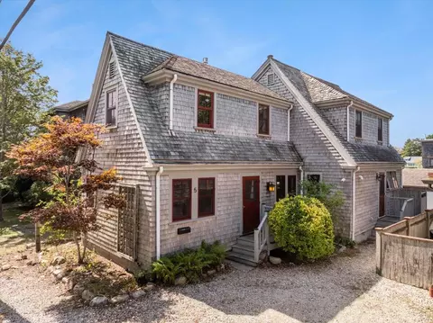 5 Park Rd, Woods Hole, MA 02543
