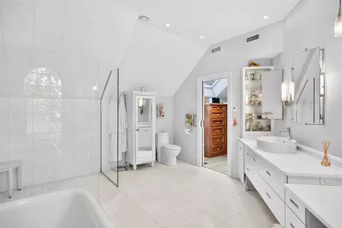 Bath - 49 Lakeside Dr, Centerville, MA 02632 photo 4 of 10