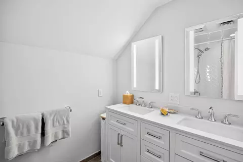 Bath - 49 Lakeside Dr, Centerville, MA 02632 photo 7 of 10