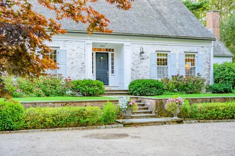 Exterior - 245 N Bay Rd, Osterville, MA 02655 photo 8 of 21