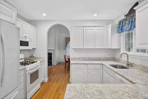 Kitchen - 6 Mayfair Ct, Mashpee, MA 02649 photo 5 of 7