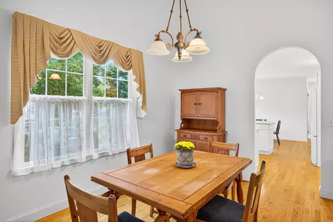 Dining - 6 Mayfair Ct, Mashpee, MA 02649 photo 3 of 7
