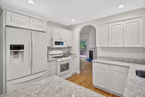 Kitchen - 6 Mayfair Ct, Mashpee, MA 02649 photo 4 of 7