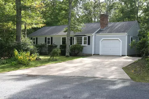 19 Oriole Ln, Marstons Mills, MA 02648