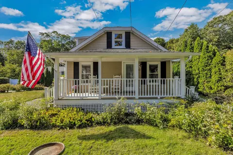 33 Oakwood Ave, Falmouth, MA 02540