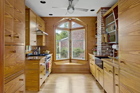 34 Washington Ave, Buzzards Bay, MA 02532