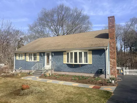 37 Simpson Ln, Freetown, MA 02702