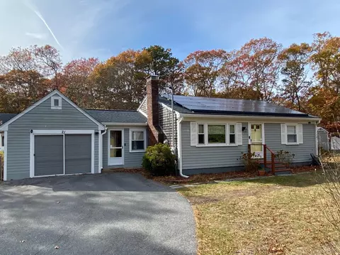 21 Brian Ln, Hyannis, MA 02601
