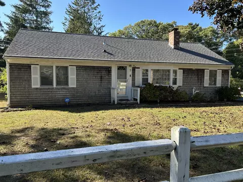 7 Delta St, Hyannis, MA 02601