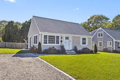 7 Montauk St, Teaticket, MA 02536