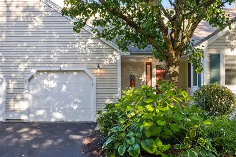 2 Pga Ln, Mashpee, MA 02649