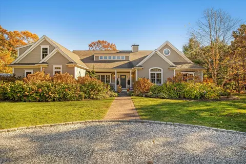 35 Spinnaker Dr, Mashpee, MA 02649