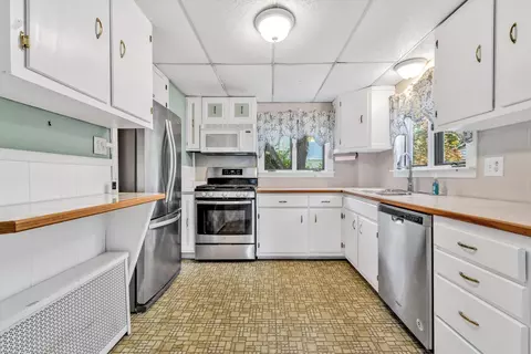 Kitchen - 38 Old Bridge Rd, Buzzards Bay, MA 02532 photo 1 of 2