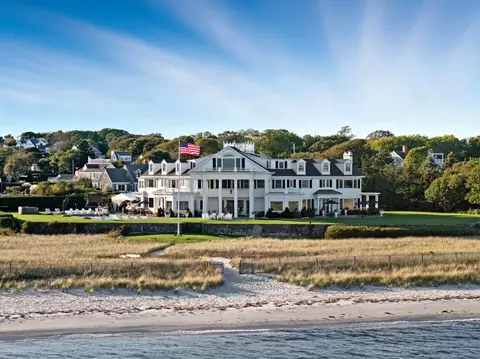 155 Irving Ave, Hyannis Port, MA 02647