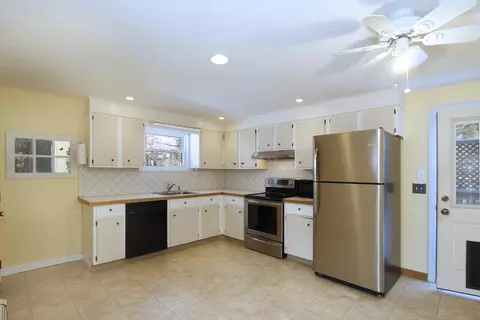 29 Wenonah Rd, Buzzards Bay, MA 02532 photo 4