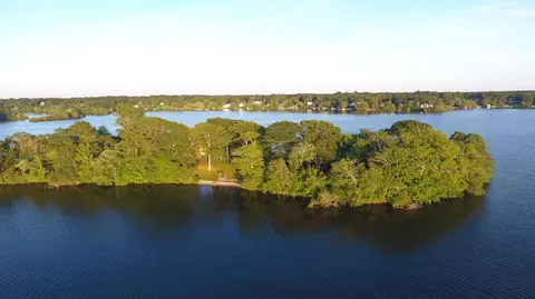 481 Lakeside Dr, Centerville, MA 02632