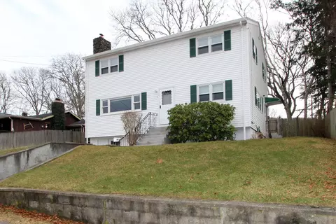 4 Van Bummel Rd, Buzzards Bay, MA 02532