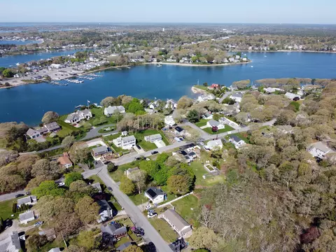 4 Van Bummel Rd, Buzzards Bay, MA 02532