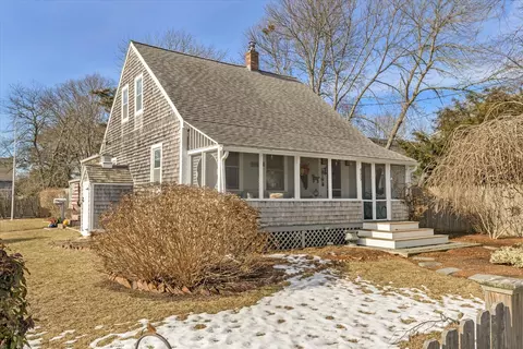 125 Sea St, Hyannis, MA 02601