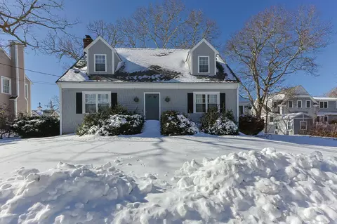 24 Montgomery Ct, Falmouth, MA 02540