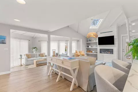 16 Bosuns Ln, Mashpee, MA 02649