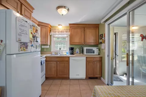 Kitchen - 40 Bayview Rd, Eastham, MA 02642 photo 1 of 4