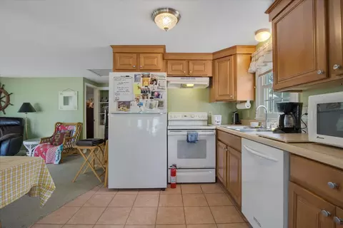 Kitchen - 40 Bayview Rd, Eastham, MA 02642 photo 2 of 4