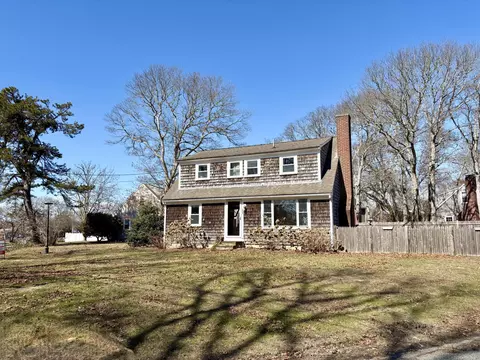50 Redwood Ln, Hyannis, MA 02601