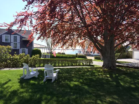 46 Washington Ave, Hyannis Port, MA 02647