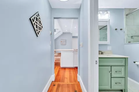 Entry Way - 22 Bay View Ave, Buzzards Bay, MA 02532 photo 4 of 6